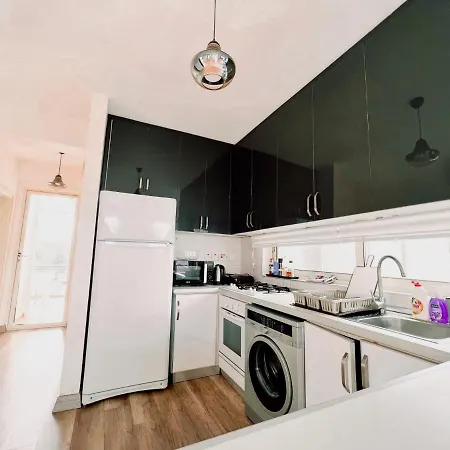Flat With Roof Terrace And Sea View In Kyrenia 아파트