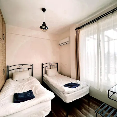 Flat With Roof Terrace And Sea View In Kyrenia 아파트 *
