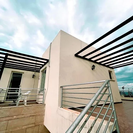 Flat With Roof Terrace And Sea View In Kyrenia *